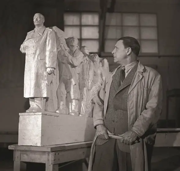 monstrum-nad-prahou-postavime-a-odpalime-rika-reziser-filmu-o-autorovi-stalinova-pomniku-1