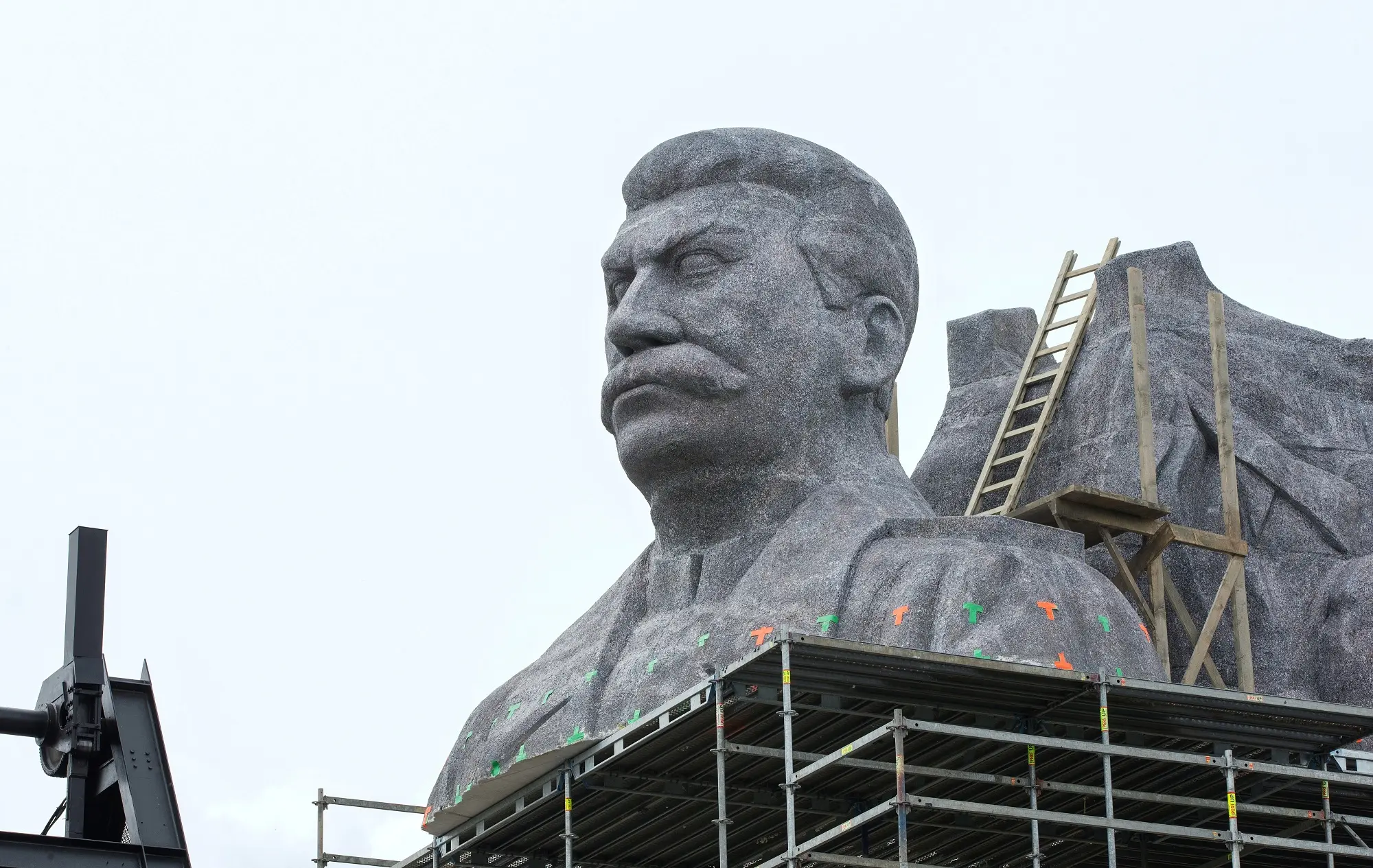 Na Letné vyrostla maketa Monstra. Stalina podpíralo koště