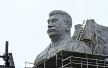 Na Letné vyrostla maketa Monstra. Stalina podpíralo koště