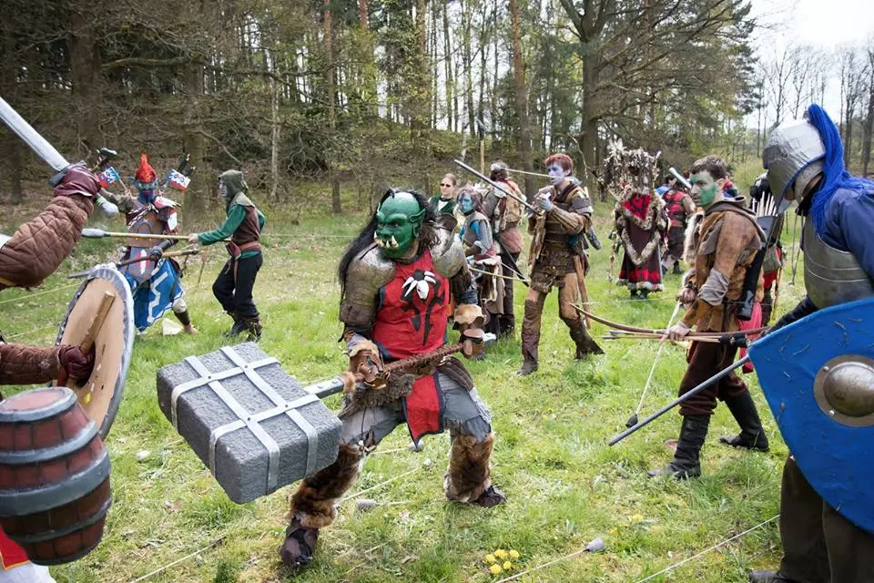 Kostýmoví fanoušci se šikují na speciální projekci filmu Warcraft: První střet (SOUTĚŽ)