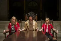 Yoga Hosers: Trailer - Johnny Depp pomáhá dvěma holkám zachránit svět od nazi párků