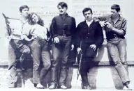 Une fille et des fusils