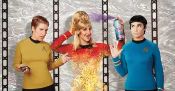 Amy z Teorie velkého třesku vyrazila na Nejzazší hranici oslavit výročí Star Treku