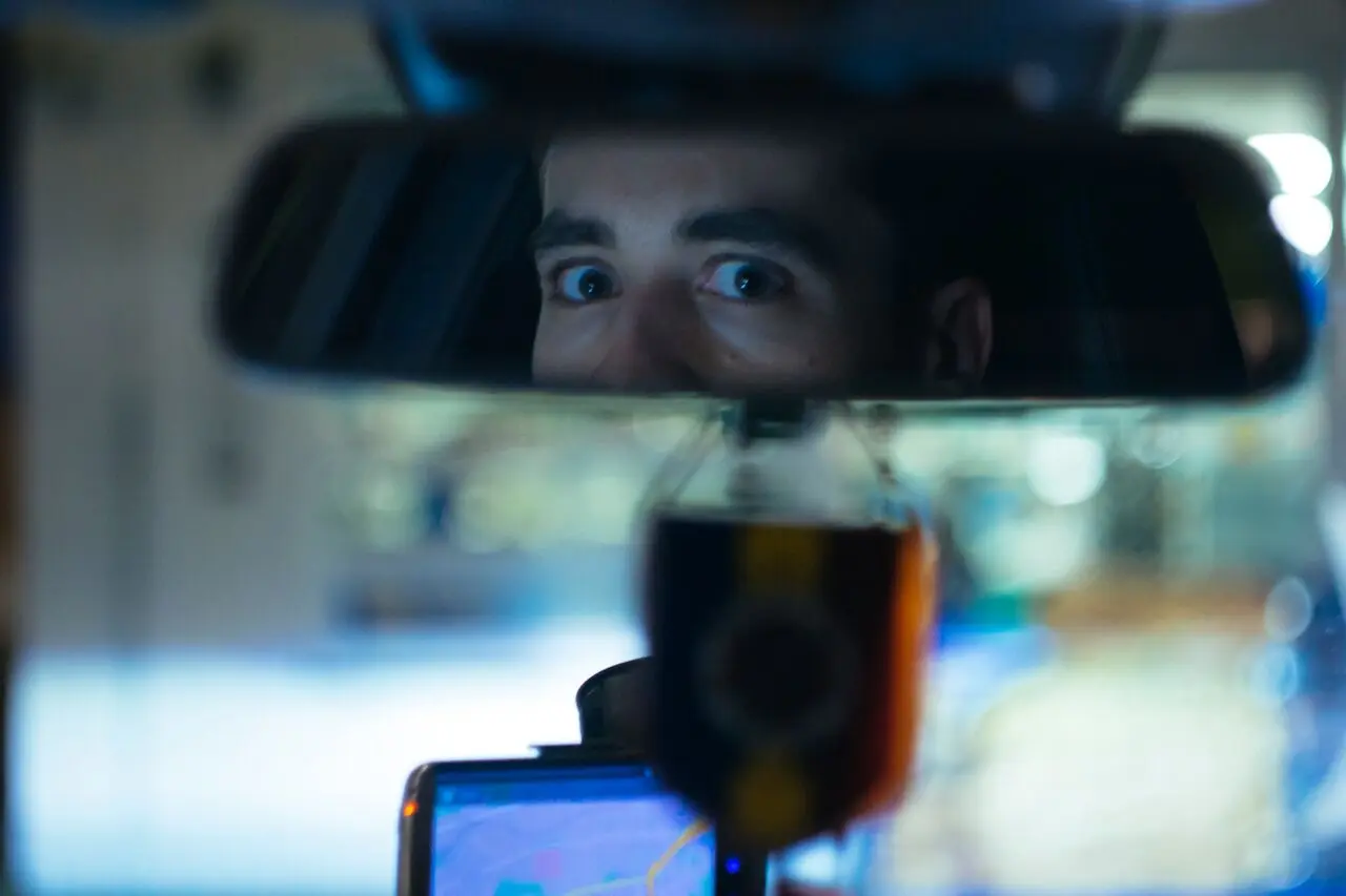 Recenze: Taxi 121 - debut režiséra, jehož budoucí tvorbu se vyplatí sledovat