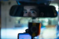 Recenze: Taxi 121 - debut režiséra, jehož budoucí tvorbu se vyplatí sledovat