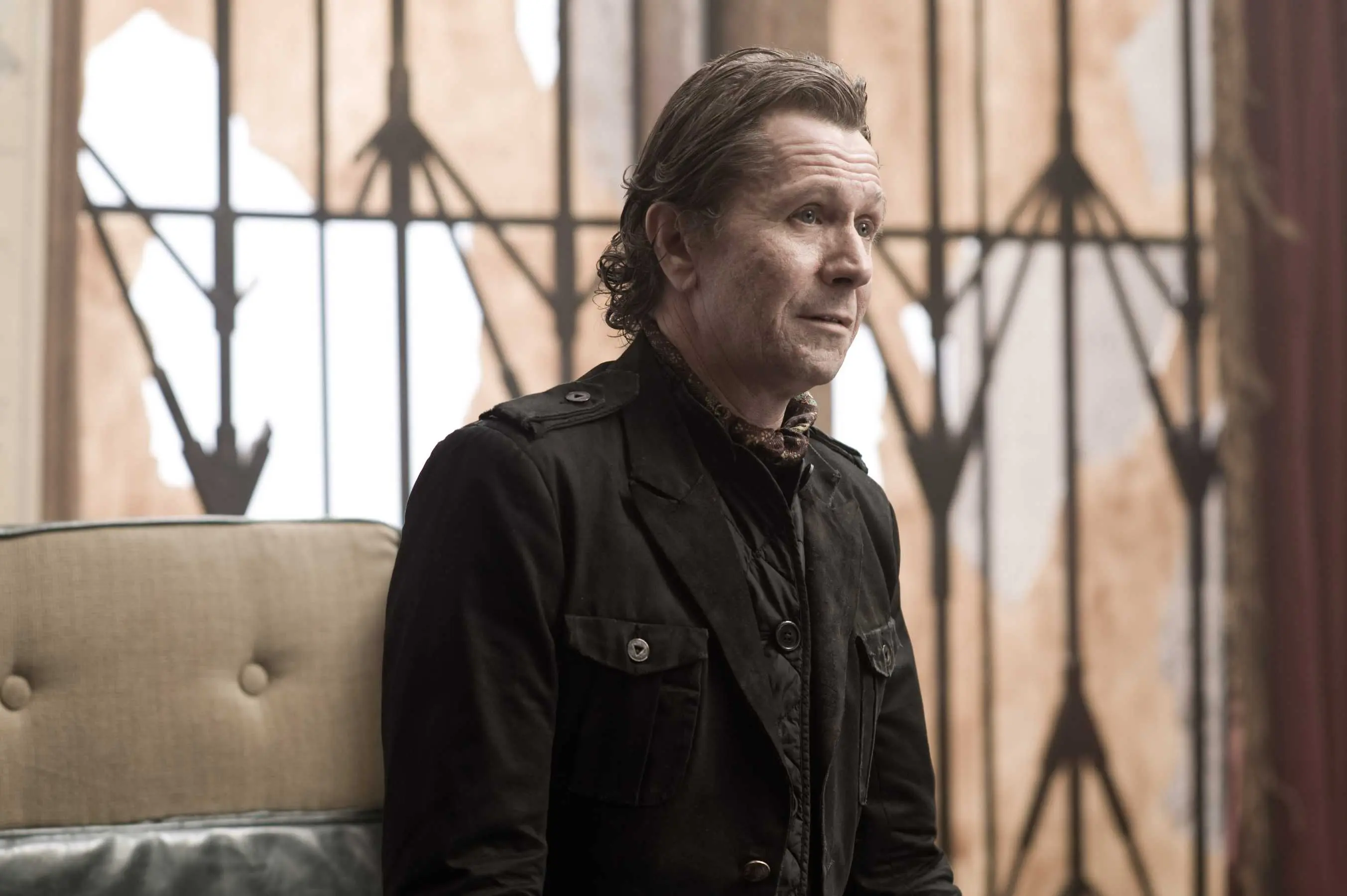 Gary Oldman se stane britským premiérem