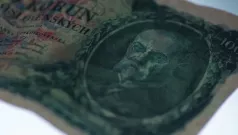 VIDEO: Co udělá Jan Masaryk s bankovkou opatřenou podobiznou vlastního otce?