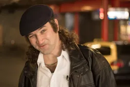 "Taxikáři mi vylepšovali kostým. Říkali, že nesmím mít černý ponožky," tvrdí autor Nádraží Ondřej Sokol