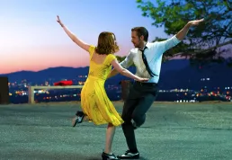 Recenze: La La Land skládá poctu starým muzikálům