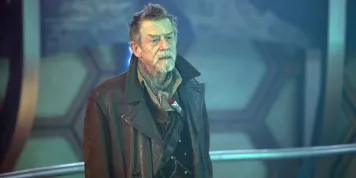 Zemřel John Hurt, herec, z něhož se na plátně "vyklubal" první Vetřelec