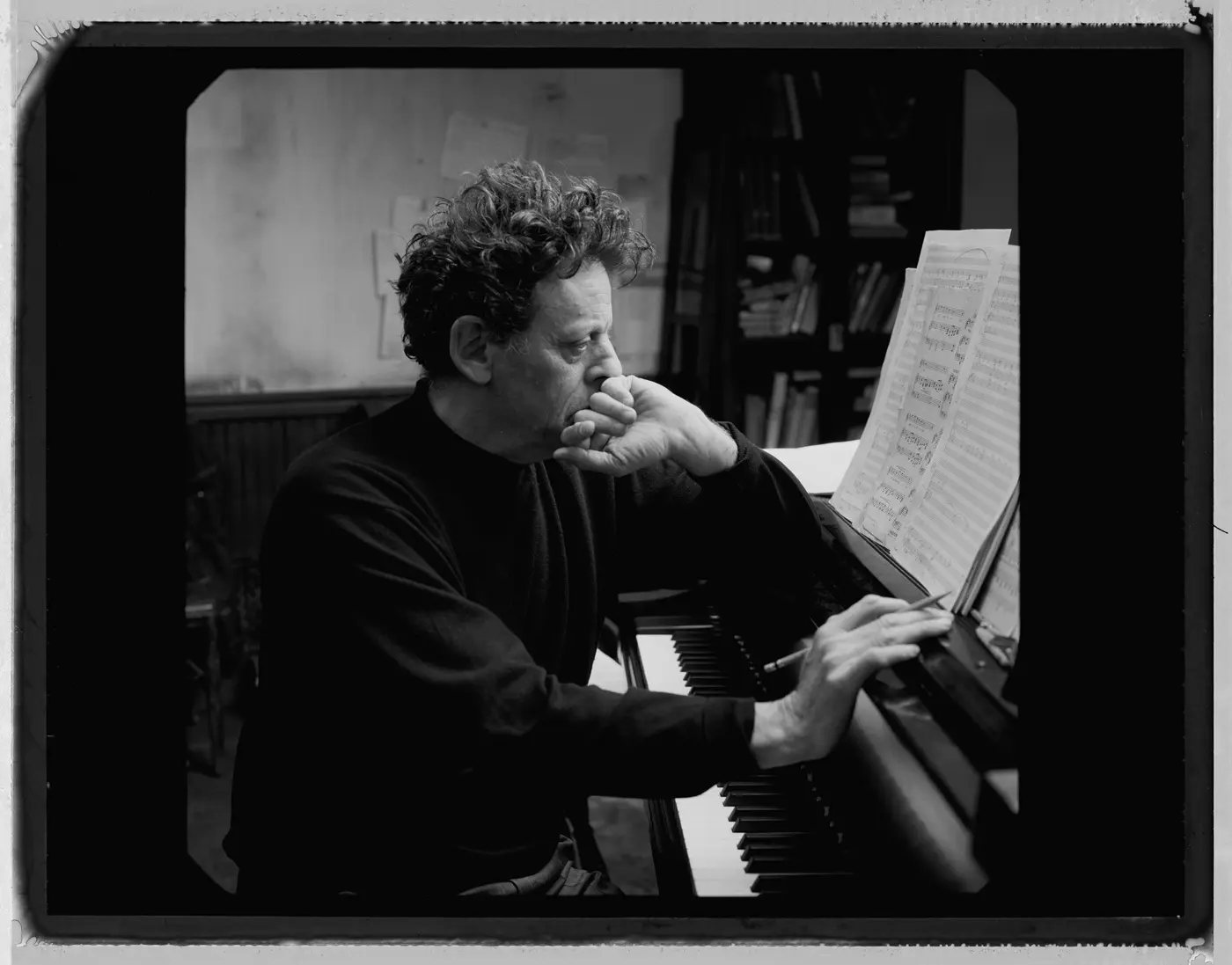 hudebni-skladatel-philip-glass-slavi-80-narozeniny-minimalisticky-v-dech-beroucim-nasazeni-2