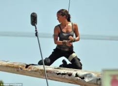 Tomb Raider: Alicia Vikander na prvních fotkách jako Lara Croft