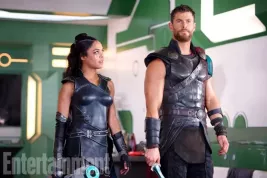 Thor: Ragnarok: Cate Blanchett, Jeff Goldblum a nakrátko střižený Chris Hemsworth na prvních fotkách