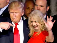 Lidé začali photoshopovat pana Beana do všech možných fotek (třetí kolo)