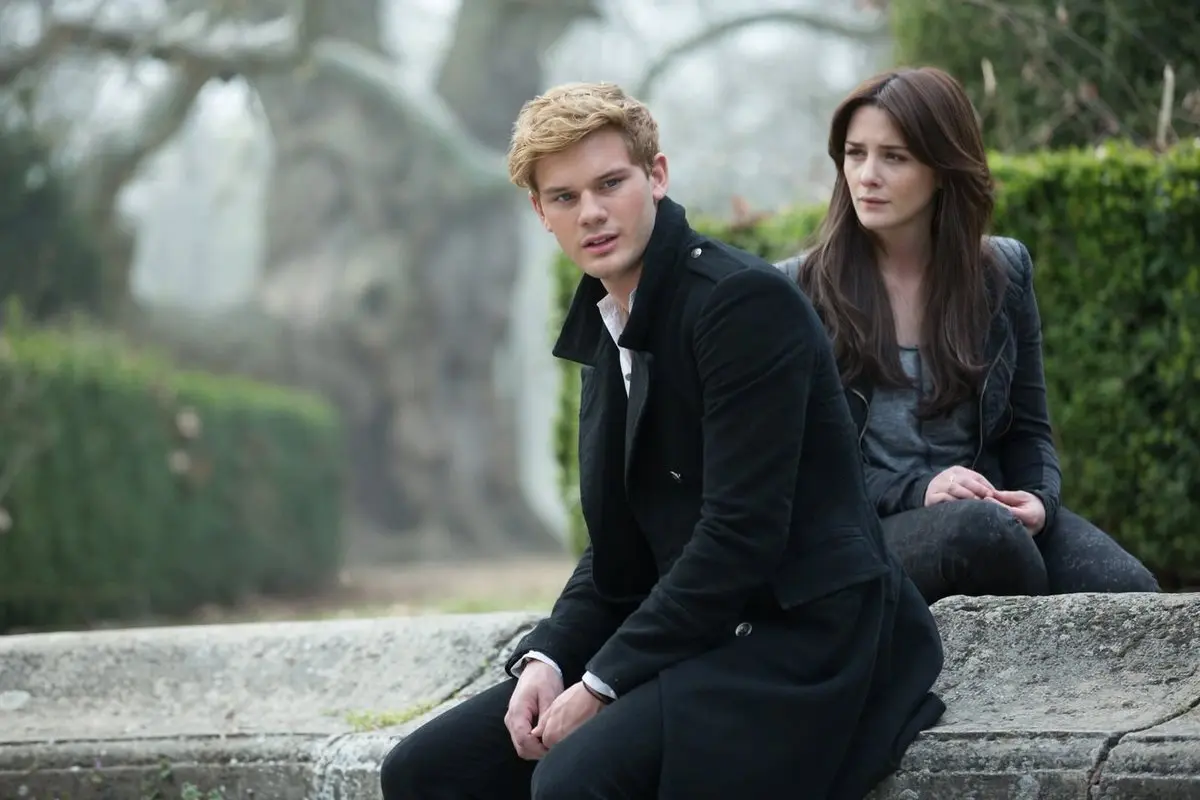 Addison Timlin, Jeremy Irvine