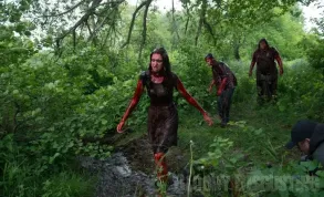 Leatherface: První fotky z prequelu Texaského masakru jsou nasáklé krví