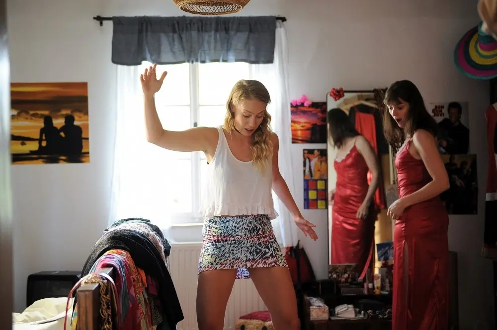 Klára Issová, Aneta Krejčíková