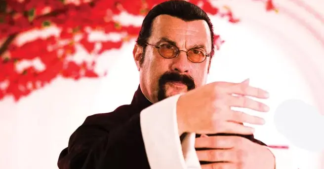 Steven Seagal se ve filmu Attrition vrací k akčním kořenům. A první trailer vypadá dobře!
