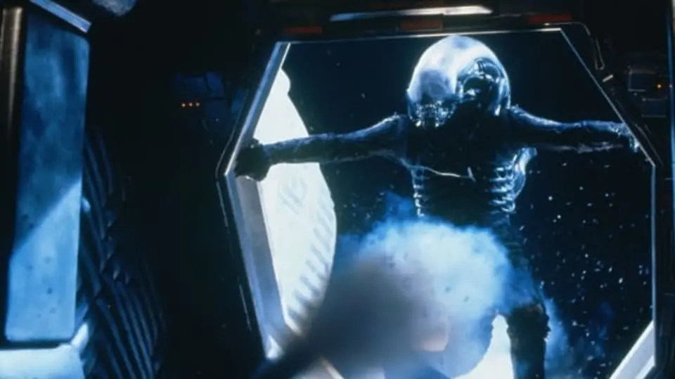 Co by kdyby: Vetřelec byl průhledný, došlo na erotiku a Ripleyová ztratila hlavu?