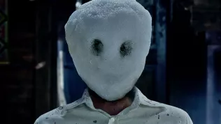 Michael Fassbender se snaží dopadnout vraždícího Sněhuláka