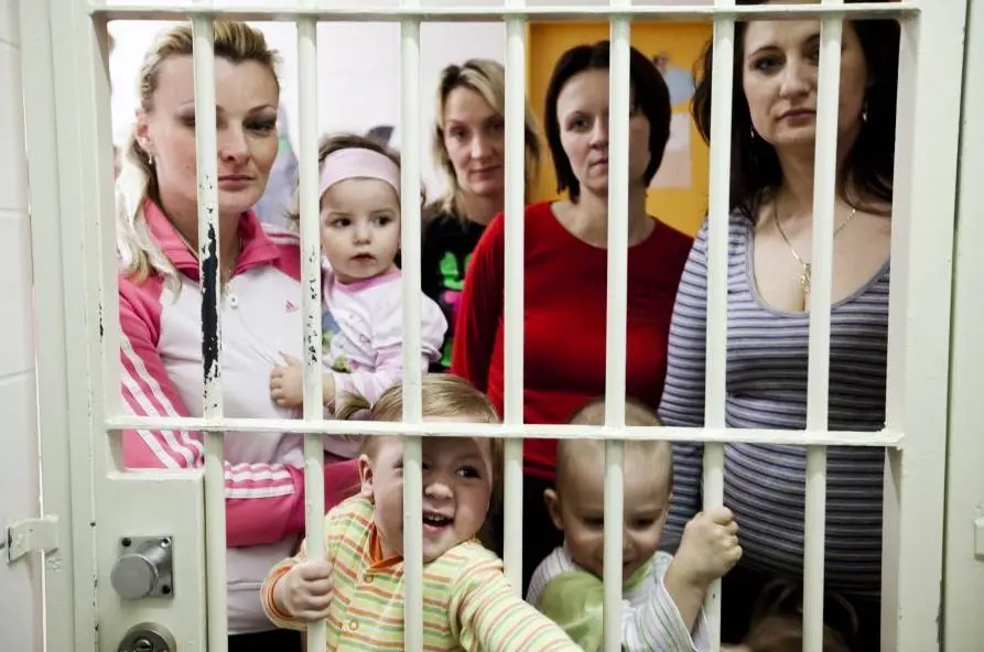 Matky s dětmi za mřížemi ve věznici. Tvrdá realita.