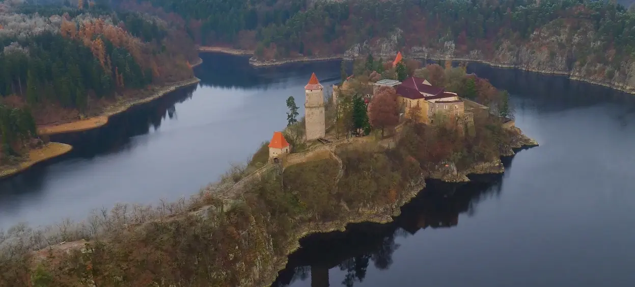 divocina-za-nasima-humny-dokument-krajinou-domova-ji-jde-naproti