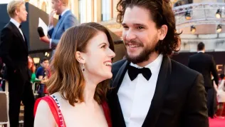 Kitt Harrington si vystřelil ze snoubenky Rose Leslie tak drsně, že to málem bylo na rozchod