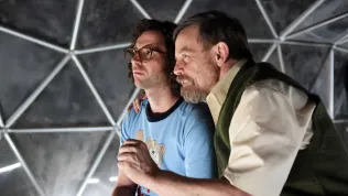 Recenze: Brigsby Bear - chtěli byste být supermedvědem a mít za otce Luka Skywalkera?