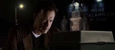 Tom Hanks přiletěl volit do Prahy. Ustojí to?