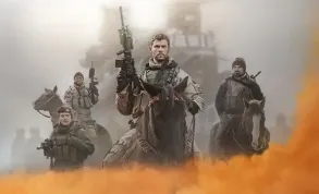 Drama 12 Strong je další ozvěnou 11. září, tentokrát s Thorem válčícím na koni