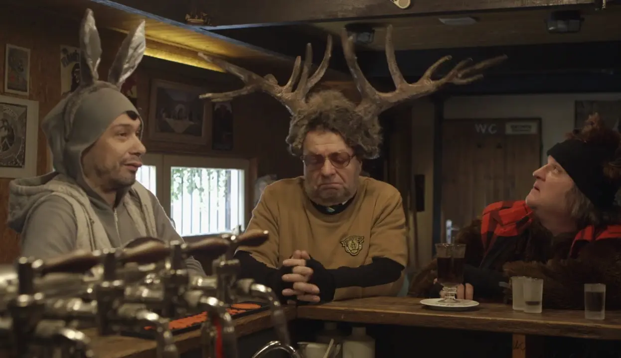 Taky jste si někdy připadali jako zvířata? Liška a Šteindler uvízli v dost divné hospodě uprostřed lesa