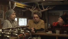 Taky jste si někdy připadali jako zvířata? Liška a Šteindler uvízli v dost divné hospodě uprostřed lesa