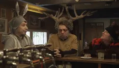 Taky jste si někdy připadali jako zvířata? Liška a Šteindler uvízli v dost divné hospodě uprostřed lesa