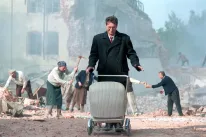 Musíme si pomáhat, dobráci i patolízalové. Emotivní komedie mravů předčila milované Pelíšky