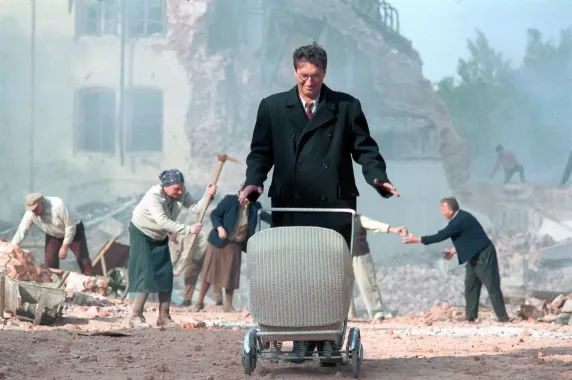 Musíme si pomáhat, dobráci i patolízalové. Emotivní komedie mravů předčila milované Pelíšky