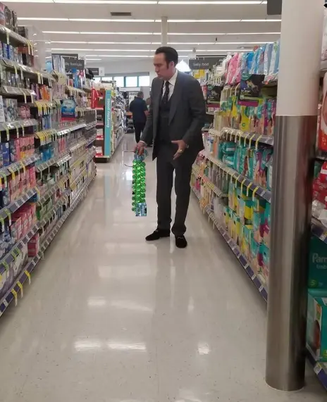 nicolas-cage-se-zasekl-v-ulicce-s-tampony-a-reakce-na-sebe-nedala-dlouho-cekat-1