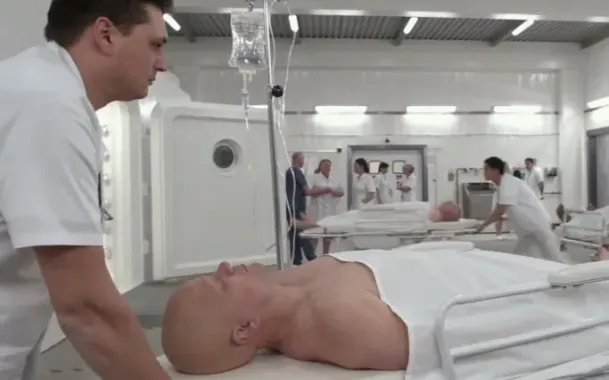 Slavný herec se nechá zmenšit a postaví se gigantovi Winstonu Churchillovi