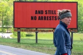 Recenze: Tři billboardy kousek za Ebbingem - když si matka znásilněné a zabité dcery neví rady