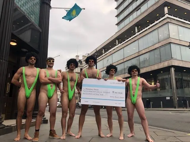 filmovy-borat-sacha-baron-cohen-dodrzel-slib-a-zaplatil-za-ceske-exhibicionisty-pokutu-3