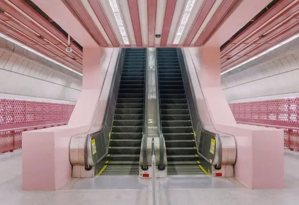 Fanoušci Wese Andersona sdílí fotky míst, které jakoby vypadly z jeho filmů. A berou dech!