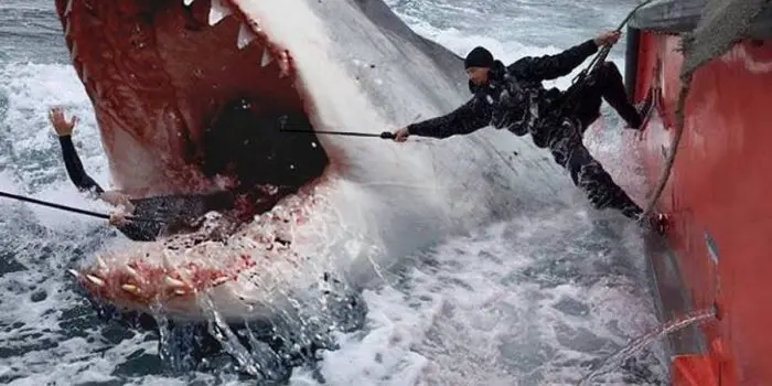 MEG: Jason Statham proti obřímu žralokovi v prvním traileru