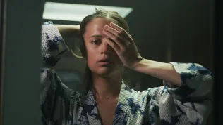 Recenze: Až na dno - když je představitelka Lary Croft na dně (oceánu) a její milý mezi džihádisty