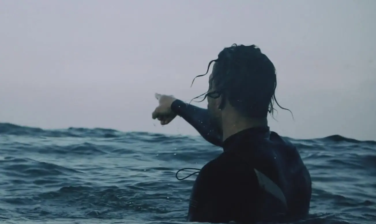 Riskoval vlastní život kvůli jinému. Dokument o prvním českém surfaři a smrtonosné vlně