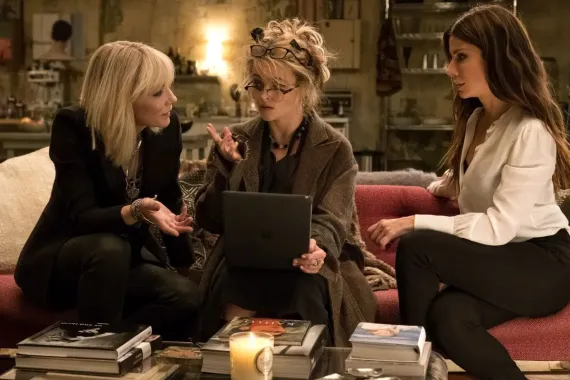 Sandra Bullock šéfuje velké filmové loupeži. Debbie a její parťačky zvou zdarma do kin