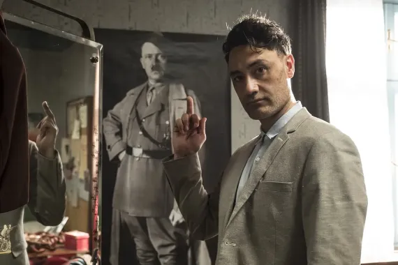 Režisér Thora točí se Scarlett Johansson v České republice. Parodií na Hitlera chce naštvat rasisty