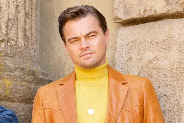 Brad Pitt a Leonardo DiCaprio se přemístili do 60. let a vypadají vážně drsně!