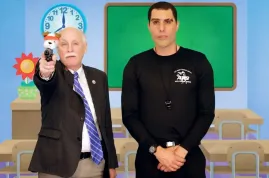 Komik Sacha Baron Cohen děsí. "Jeho" zbraňoví lobbisté se zaměřili na děti ze školek