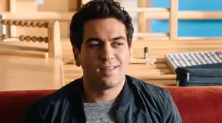 Co bude dělat po sérii "Fakjů pane učiteli" herec Elyas M'Barek? Střihne si dojemnou chlapskou romanci!