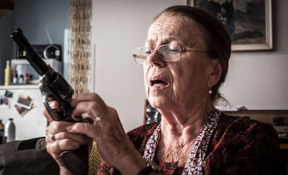 Filmová teroristka Iva Janžurová aneb Když už je toho na člověka v důchodovém věku dost