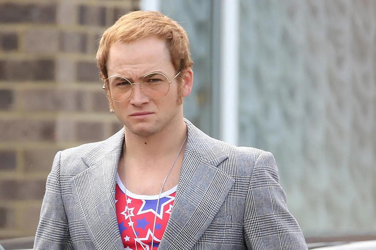 Taron Egerton vypadá jako filmový Elton John zářivě a stylově